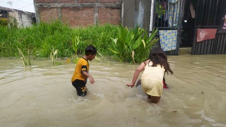 Anak anak saat bermain di tempat banjir/ RMOL Jatim 