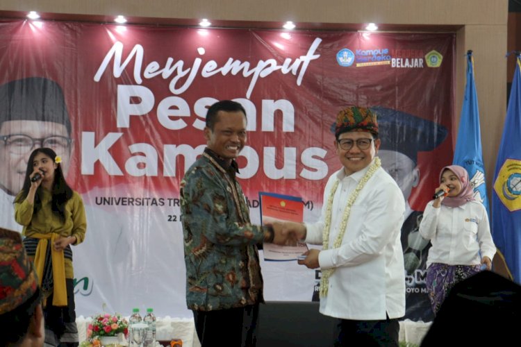 Wakil Ketua DPR RI bidang kesejahteraan rakyat, Abdul Muhaimin Iskandar dan Rektor UTM, Dr. Syafik/Ist