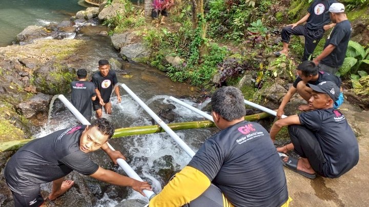 Aksi perbaikan pipa sumber mata air 