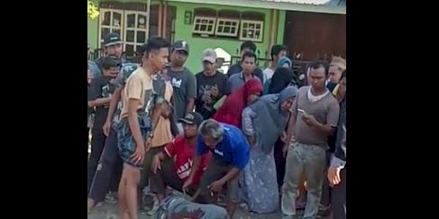 Korban Sunarto tergeletak di jalan menjadi tontonan warga/ist