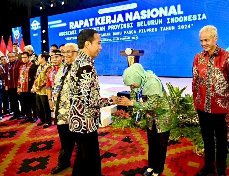 Gubernur Khofifah menyalami Presiden Jokowi di sela Rakernas APPSI di Balikpapan/IST