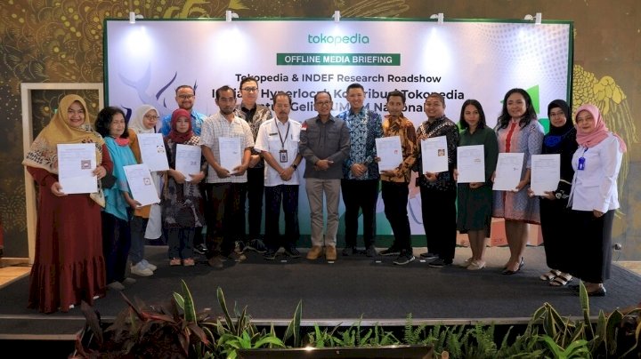 Teks foto: Kakanwil Kemenkumham Jatim, Drs. Imam Jauhari, (tengah), Sekretaris Dinas Koperasi UKM dan Perdagangan Surabaya, M. Awaludin Arif, Kepala Divisi Kebijakan Publik dan Pemerintah Daerah Tokopedia, Emmiryzan (ketujuh dari kanan), serta Kepala Hubungan Masyarakat Tokopedia, Ekhel Chandra Wijaya Liu (ketujuh dari kiri) bersama para pegiat UMKM yang menerima surat bukti pendaftaran sertifikat merek sebagai upaya perlindungan KI/ Humas Kanwil Kemenkumham Jatim)