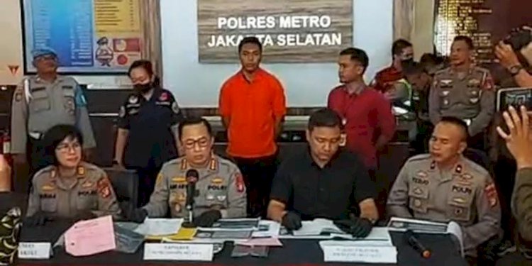 Mario Dandy Satriyo (kenakan baju tahanan) saat ditunjukkan oleh Polres Metro Jakarta Selatan/Net