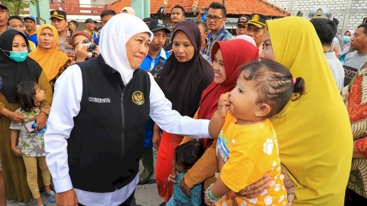 Gubernur Khofifah saat di lokasi terdampak banjir 