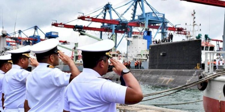  TNI Angkatan Laut menyambut kedatangan kapal Selam India INS Shindukesari yang berlabuh di Dermaga JITC II Pelabuhan Tanjung Priok, Jakarta Utara pada Rabu, 23 Februari 2023/Net