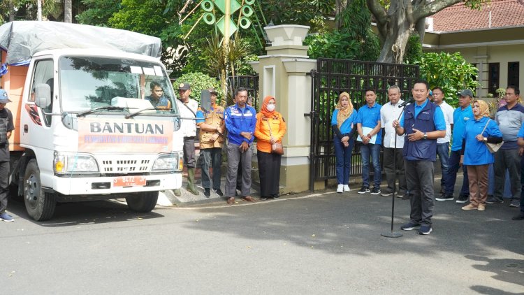 Bupati Lamongan Yurohnur Efendi saat memberangkat bantuan untuk warga terdampak banjir aliran Sungai Bengawan Jero/RMOLJatim