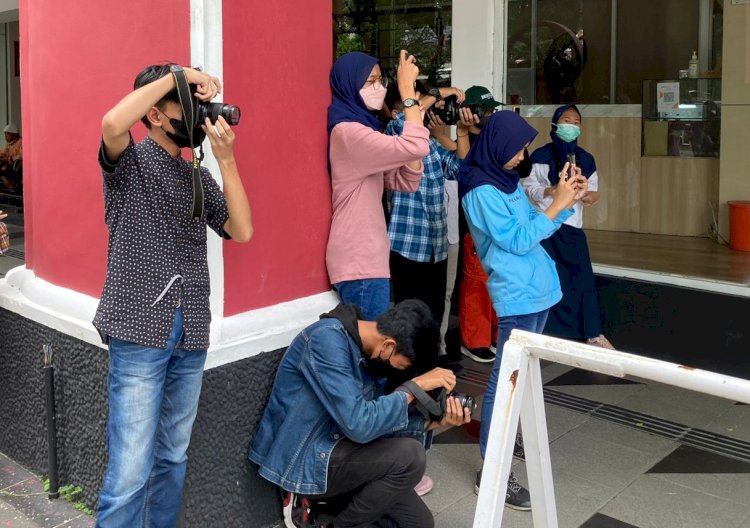 Pelajar SMP saat pelatihan Fotografi/ist