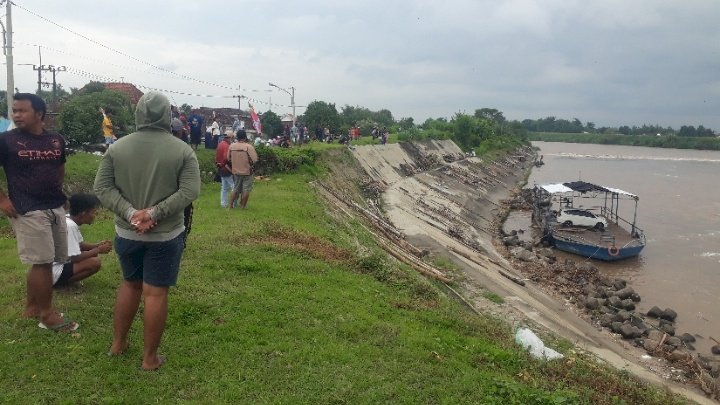 Perahu nelayan yang terseret arus 