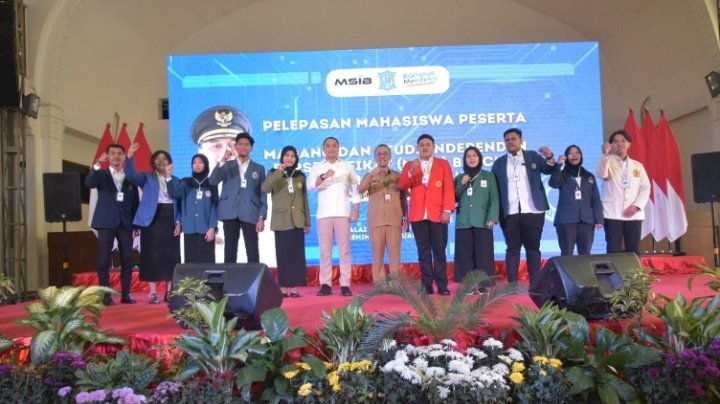 Teks foto: Wali Kota Eri bersama mahasiswa peserta MSIB Batch 4 Adminduk/ist