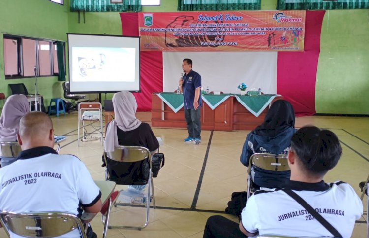 Pemateri dari PWI Malang Raya saat memberikan pelatihan Jurnalistik terhadap para Cabor/RMOLJatim