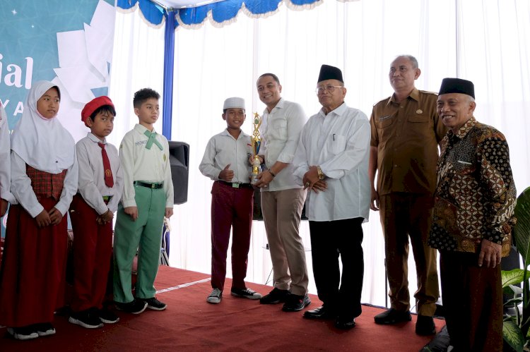 Wali Kota Eri Cahyadi menyerahkan piagam penghargaan kepada para pemenang lomba MMC 2023 bagi tingkat SD di SMP Khadijah 2 Surabaya/ist