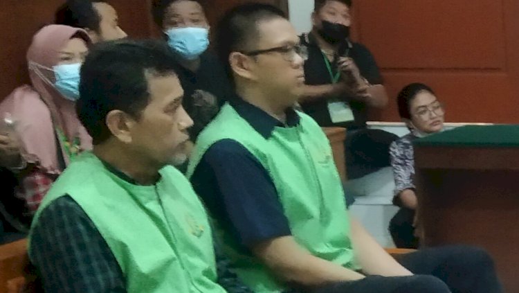 Terdakwa Leornard Christian Hindarto dan Nyoman Guntur saat menjalani sidang putusan kasus penipuan/RMOLJatim