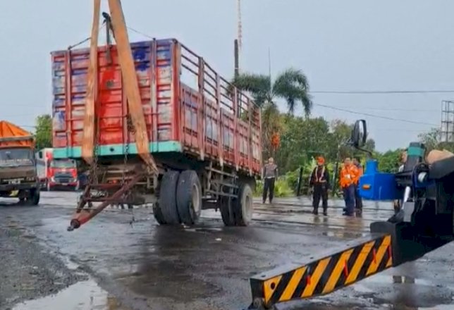 Truk gandeng yang mogok di perlintasan jalur Kereta Api di Jalan Nasional Surabaya-Semarang di Lamongan/RMOLJatim