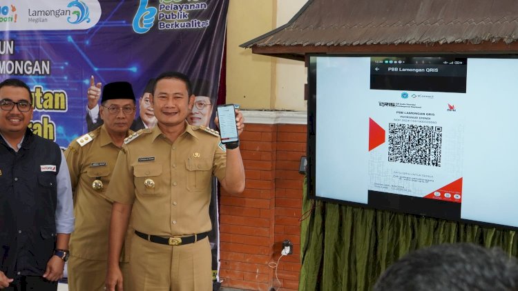 Bupati Lamongan Yurohnur Efendi menunjukkan pelayanan berbasis digital Kecamatan/RMOLJatim