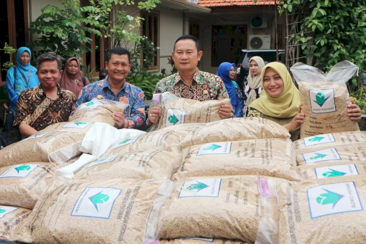 Penyerahan bibit padi kepada petani terdampak banjir di Lamongan/RMOLJatim