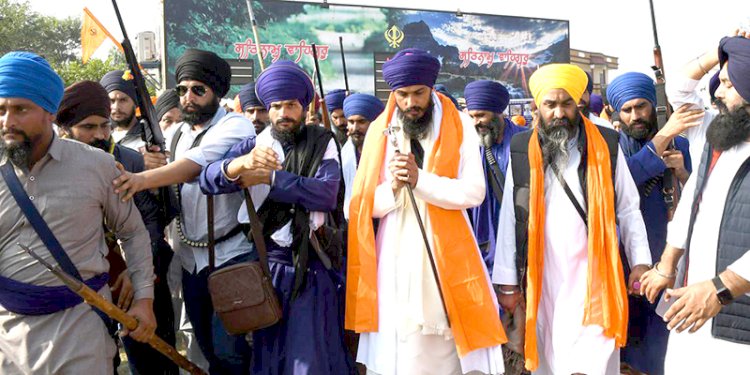 Amritpal Singh dengan para pendukungnya di sebuah desa dekat Kapurthala di Punjab. -.V/Net