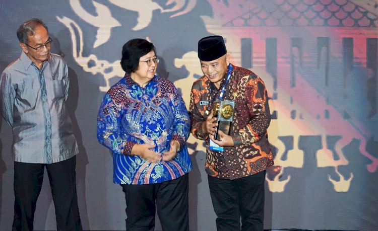   Bupati Malang, H.M. Sanusi (Kanan) saat terima Piala Adipura dari Kementerian LHK RI/Ist