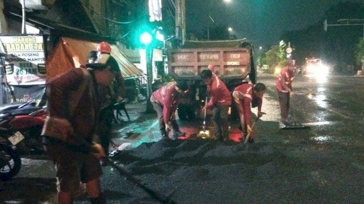 Teks foto: Petugas DSDABM Surabaya sedang melakukan perbaikan jalan/RMOLJatim