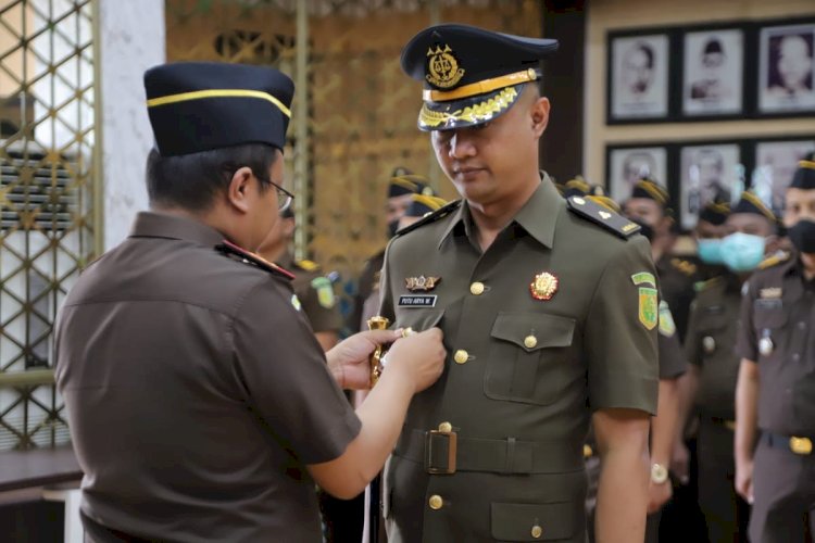 Kajari Surabaya Joko Budi Darmawan saat melantik Putu Arya Wibisana sebagai Kasi Intelijen/Ist 