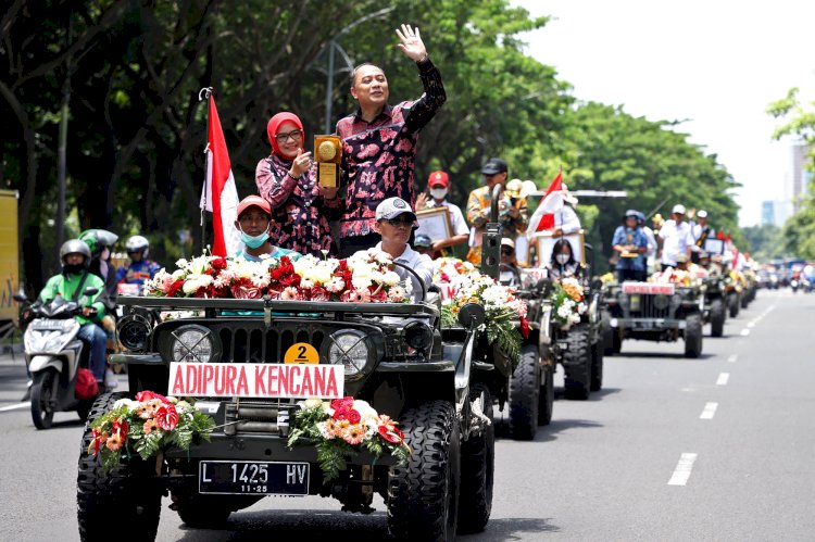 Wali Kota Eri Cahyadi bersama Rini Indriyani mempersembahkan trofi Adipura Kencana ke-7/RMOLJatim