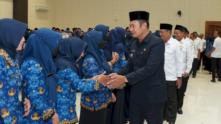 Bupati Lamongan Yuhronur Efendi menyalami PNS usai melantik dan mengambil sumpah jabatan/RMOLJatim