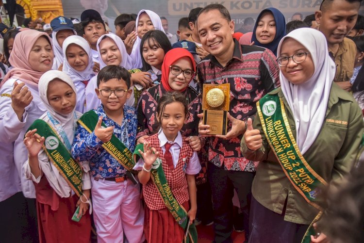 Wali Kota Eri Cahyadi bersama siswa membawa Penghargaan Adiwiyata Mandiri hingga Nasional/RMOLJatim