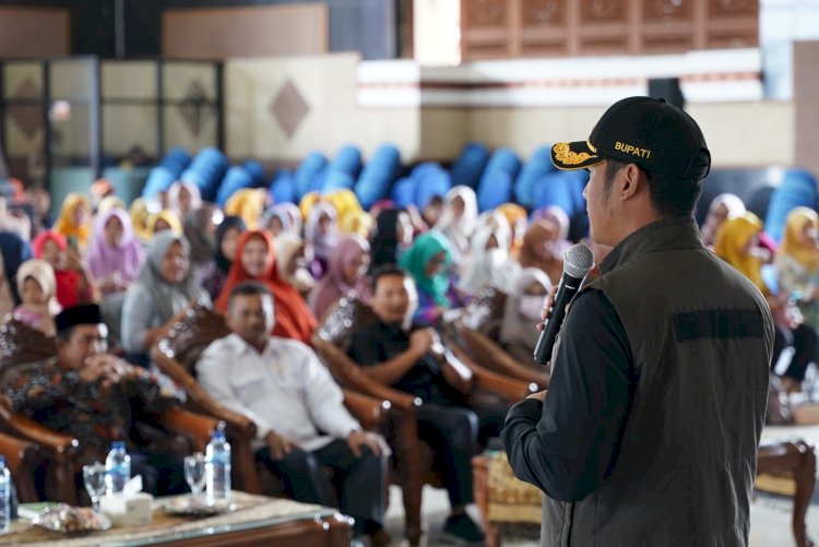 Bupati Tuban Aditya Halindra Faridzky sambutan sebelum menyerahkan sertifikat halal kepada para pelaku UMKM/Ist