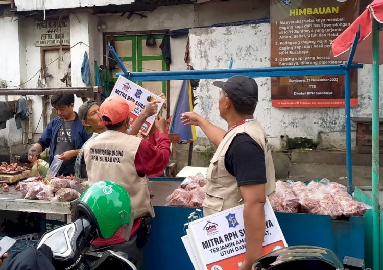 Petugas RPH Surabaya memasang sejumlah papan Mitra RPH kepada pedagang daging sapi di pasar tradisional/RMOLJatim