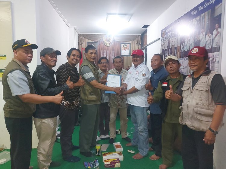 Gimbos Hariyadi bersama pendukungnya hendak mendaftar ke sekretariat Forkom/RMOLJatim