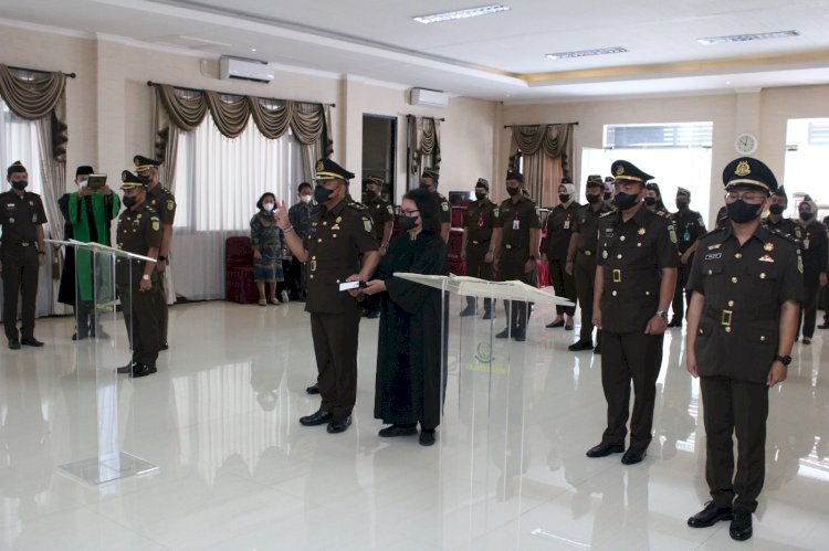 Pelantikan Kasi Intelijen, Kasi Pidum dan Kasubsi Penuntutan, Eksekusi dan Eksaminasi Kejari Tanjung Perak/RMOLJatim