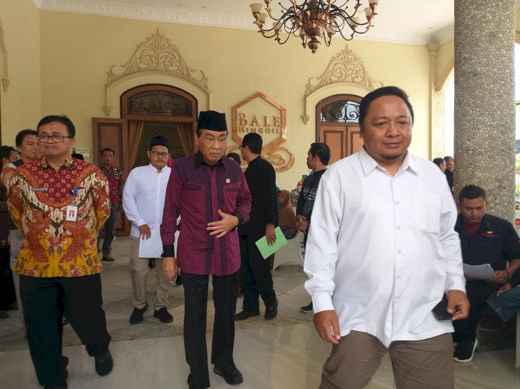 Rahmad Basuki (baju batik) beserta Muklas Sidik (peci hitam) dan Heri Poniman, Anggota DPRD Kota Probolinggo saat menghadiri pemberian bantuan/RMOLJatim