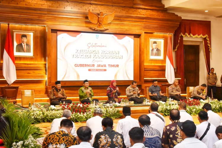Gubernur Jawa Timur Khofifah Indar Parawansa menggelar silaturahmi dan tahlil bersama dengan keluarga korban tragedi Kanjuruhan Malang di Gedung Negara Grahadi Surabaya, Kamis (2/3) malam/Ist