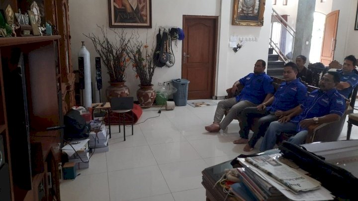 Caption: Nobar Di Kediaman Ketua DPC Demokrat Kota Probolinggo Heru Estiadi