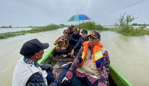 Bupati Tuban Aditya Halindra Faridzky saat meninjau dusun terpencil di Kabupaten Tuban/RMOLJatim