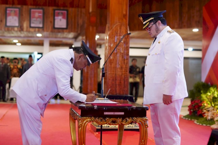 Bupati Kediri Hanindhito Himawan Pramana lantik puluhan kades/Ist