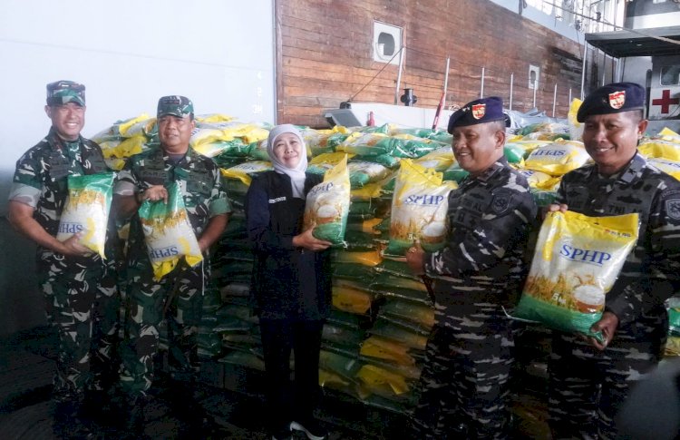 Gubernur Khofifah saat melepas pengiriman bantuan logistik ke Pulau Masalembu, Sumenep/ist