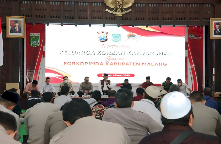 Bupati Malang, HM anusi (tengah) saat menanggapi aspirasi keluarga korban kanjuruhan/Ist