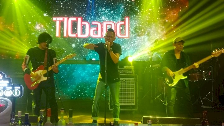 TIC Band saat tampil di Colors Pub Surabaya 
