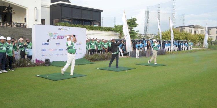 Menko Polhukam Mahfud MD melakukan tee off untuk 8th MES Premiere Charity Golf Tournament itu digelar di Sedayu Indo Golf, Pantai Indah Kapuk, Jakarta pada Sabtu, 4 Maret 2023/Ist