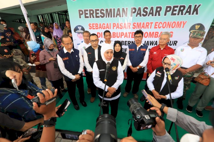 Gubernur Jawa Timur Khofifah Indar Parawansa meresmikan Pasar Perak di Kabupaten Jombang, Minggu (5/3)/Ist