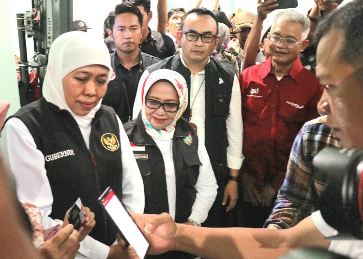 Momen Gubernur Jawa Timur Khofifah Indar Parawansa saat menyaksikan penyerahan Kartu E-Retribusi bankjatim dari Direktur IT & Digital bankjatim Zulhelfi Abidin kepada Bupati Jombang Hj. Mundjidah Wahab/Ist