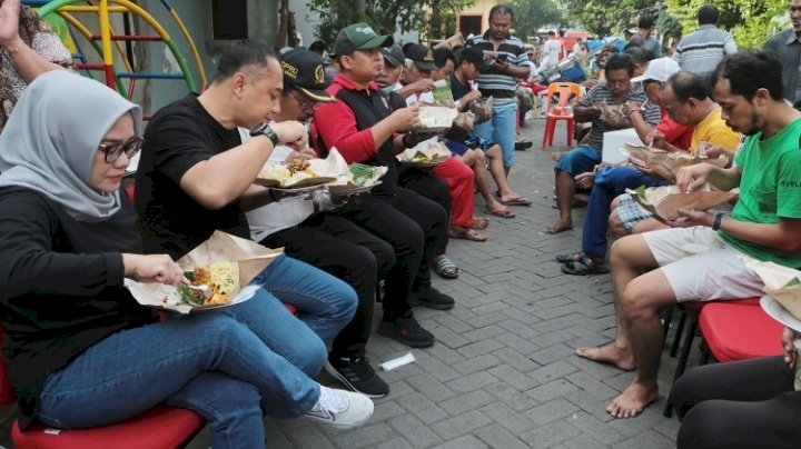 Teks foto: Bersama warga Dupak Baru Wali Kota Eri bersama istri menikmati nasi bungkus usai kerja bakti/ist