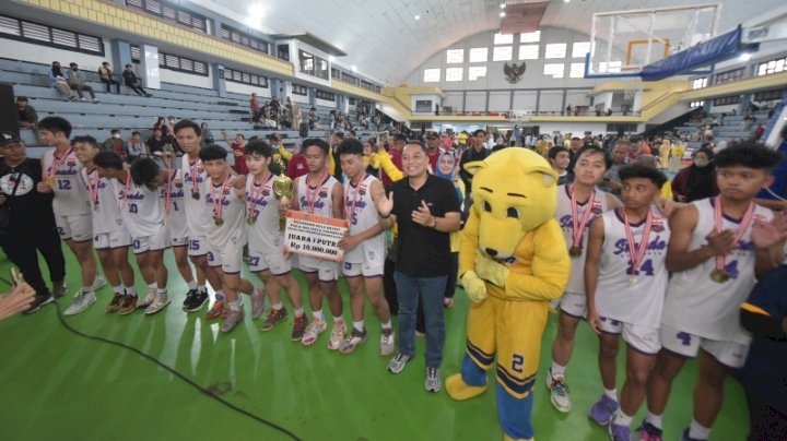 Teks foto: Wali Kota Eri bersama pebasket tingkat SMK/SMK/ist