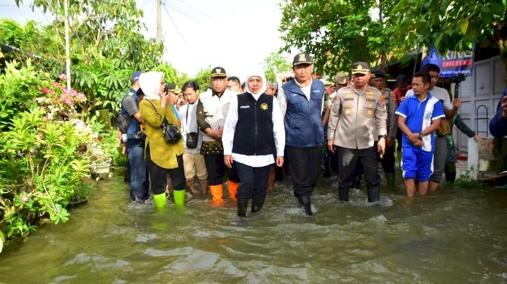 Gubernur Khofifah di lokasi banjir/ ist