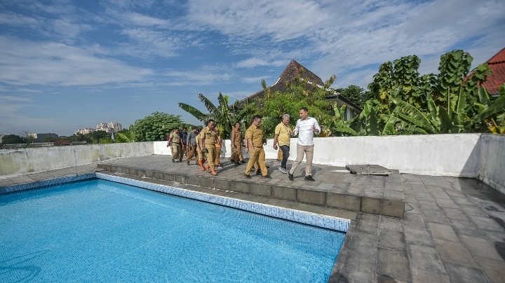 Teks foto: Wali Kota Eri bersama jajaran meninjau Kolam Renang Jambangan/RMOLJatim.