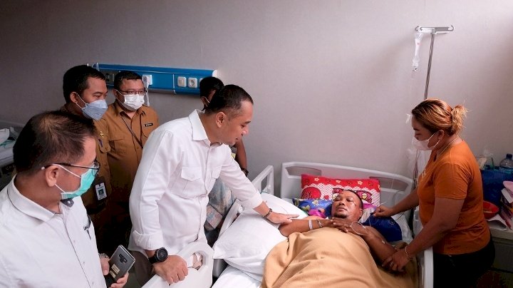 Teks foto: Wali Kota Eri menjenguk petugas Satpol PP korban tabrakan/RMOLJatim