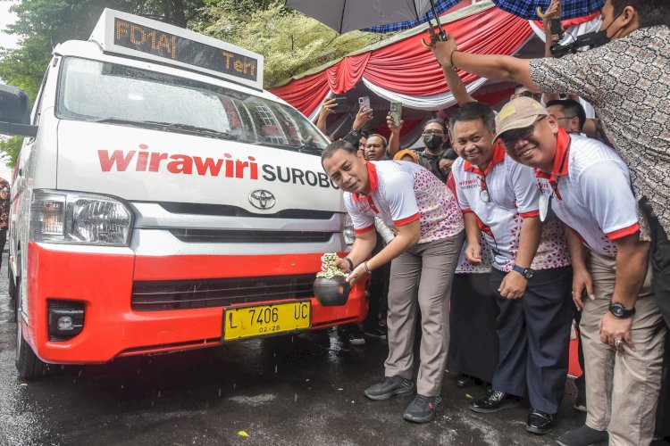 Wali Kota Surabaya Eri Cahyadi saat meresmikan angkutan feeder/Ist