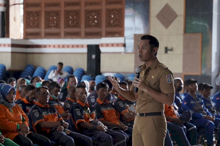 Bupati Tuban Aditya Halindra Farizky saat memberi pengarahan terhadap petugas kebersihan dan JPU/Ist