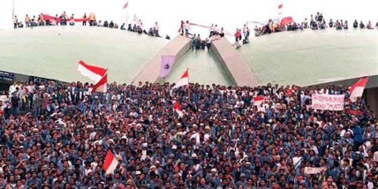 Mahasiswa menduduki gedung MPR/DPR mengawal sidang istimewa tahun 1998/Net