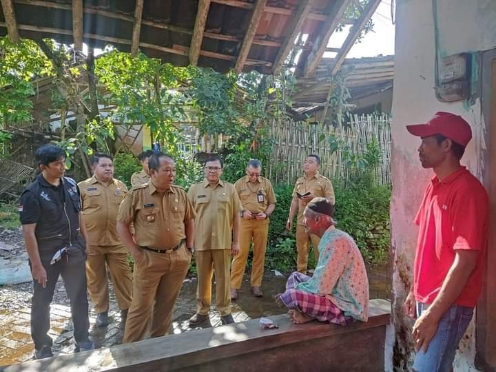 Bupati Jember H Hendy Siswanto bersama ketua PKK dan sejumlah OPD memantau pembangunan RTH Arjasa/Ist